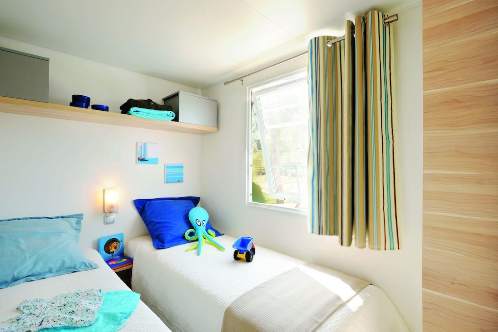 Camping Le Rey Louvie Juzon الغرفة الصورة