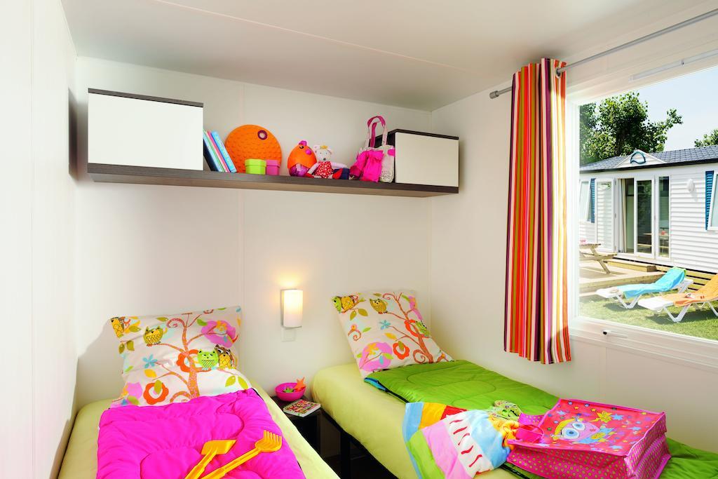 Camping Le Rey Louvie Juzon الغرفة الصورة